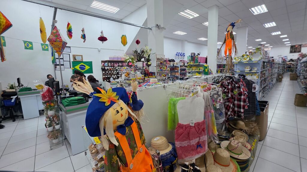 Entre motivos de decoração verde amarelo pela Copa e elementos juninos o comércio vive o Arraiá do Comercio a parte de amanhã em Pato Branco
