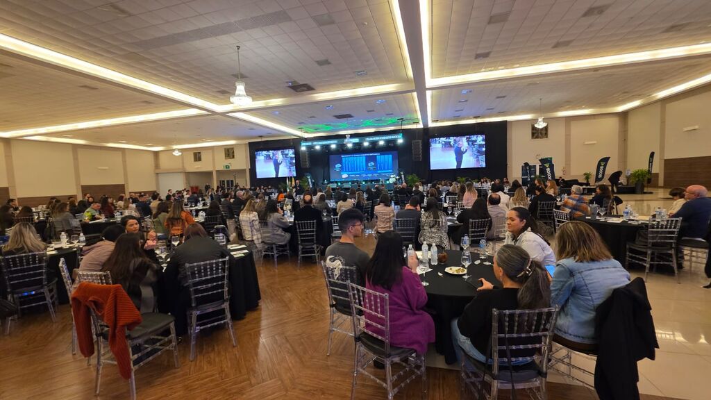 A Convenção da Cacispar lotou o Centro Regional de Eventos Marabá em Francisco Beltrão