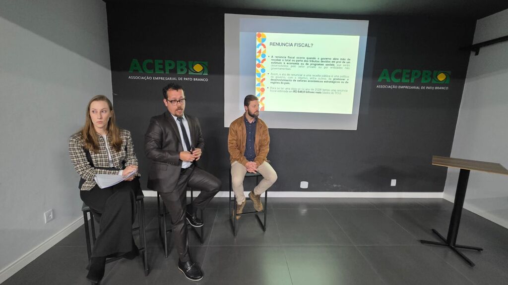 Os debatedores explicaram as características da lei que beneficia artistas e permite o acesso da comunidade à arte produzida por nossos talentos locais