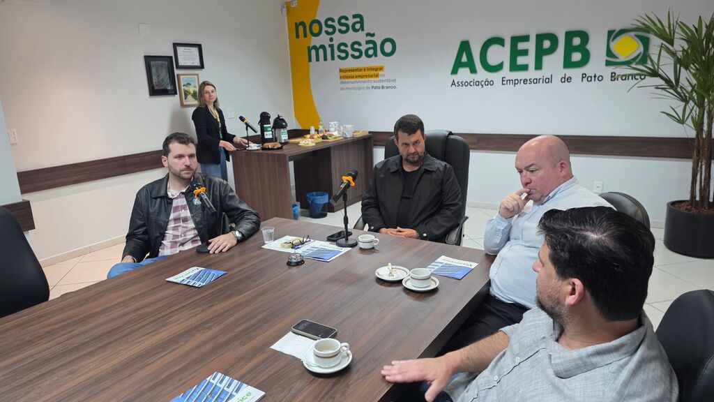 Eduardo Dalla Costa destaca força regional e defesa do empresariado em visita à Associação Empresarial