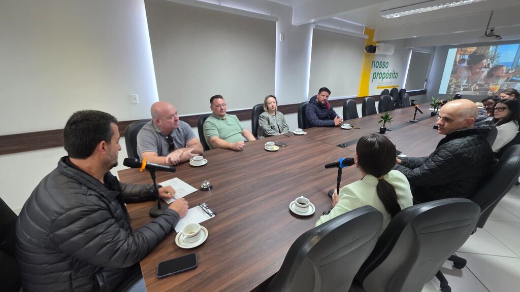 Reunião semanal de hoje com temas importante e entre eles o convite para os associados participarem da eleição de sexta-feira