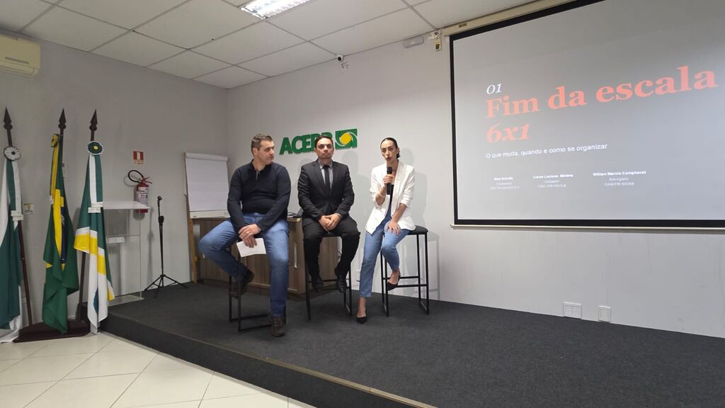 A noite contou com as palestras dos representantes do NEC, contadores Lucas Luciano Matana e Ema Schultz, além do representante do NUJUR, advogado William Camphorst.