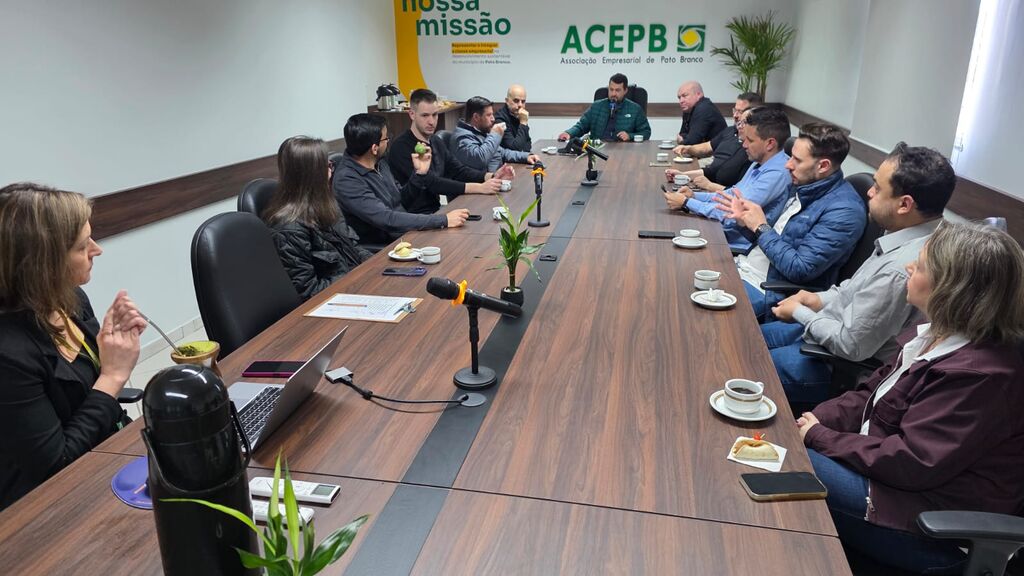 Diretoria da ACEPB parabeniza chapa eleita e apresenta agenda de eventos em reunião semanal A diretoria da Associação Empresarial de Pato Branco (ACEPB) realizou na manhã desta terça-feira (27) mais uma de suas reuniões semanais, conduzida pelo presidente Ivan Orlandini.